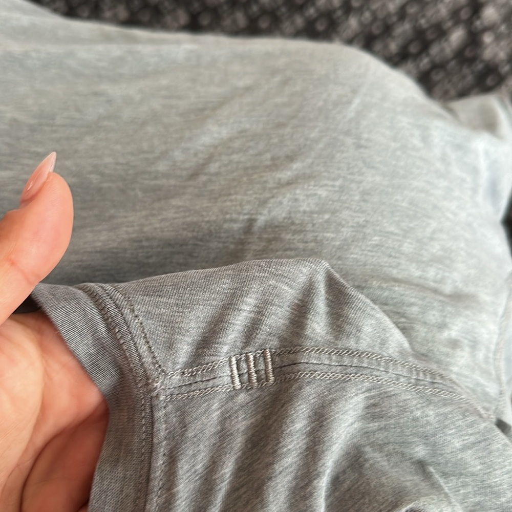 Lululemon V-Neck - Picture 6 of 6